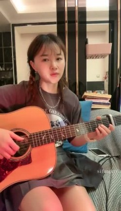 气质女神下海【女演员】唱歌弹琴前一秒还是个才女瞬间脱光骚浪起来了极品反差 截图7