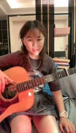 气质女神下海【女演员】唱歌弹琴前一秒还是个才女瞬间脱光骚浪起来了极品反差 截图9