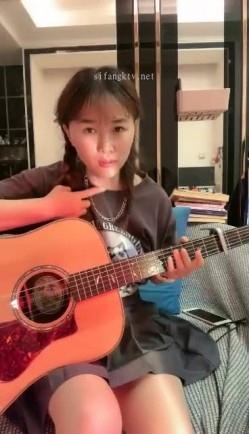 气质女神下海【女演员】唱歌弹琴前一秒还是个才女瞬间脱光骚浪起来了极品反差 截图11