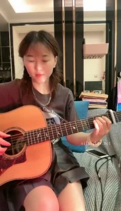 气质女神下海【女演员】唱歌弹琴前一秒还是个才女瞬间脱光骚浪起来了极品反差 截图12