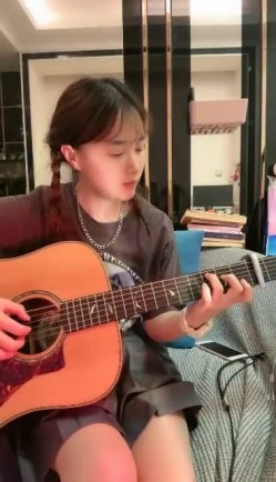 气质女神下海【女演员】唱歌弹琴前一秒还是个才女瞬间脱光骚浪起来了极品反差 截图13