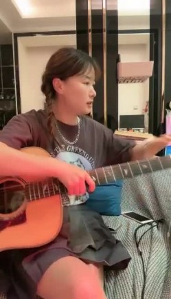 气质女神下海【女演员】唱歌弹琴前一秒还是个才女瞬间脱光骚浪起来了极品反差 截图14