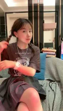 气质女神下海【女演员】唱歌弹琴前一秒还是个才女瞬间脱光骚浪起来了极品反差 截图16