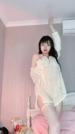 【19岁妮羊羊呀】新人萌妹 露脸裸舞 自慰喷水大秀 截图9
