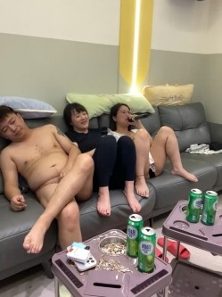 绿帽癖老公大聚会骚妇群P成熟饥渴骚妇成群结队开淫趴浴池KTV漏出口交随机配对 截图3
