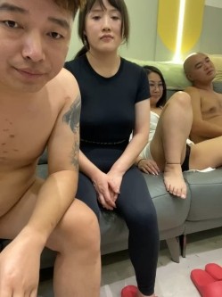 绿帽癖老公大聚会骚妇群P成熟饥渴骚妇成群结队开淫趴浴池KTV漏出口交随机配对 截图13