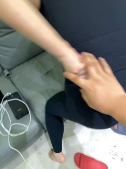 绿帽癖老公大聚会骚妇群P成熟饥渴骚妇成群结队开淫趴浴池KTV漏出口交随机配对 截图16