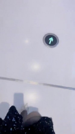 户外日常~【黛西老师】网吧大胆自慰~道具震逼~按摩 吃鸡 啪啪秀 截图1