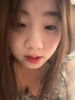 stripchat平台的人气女神，19岁学生妹，【Olivia】，童颜巨乳，高潮狂喷水，跟个水龙头一样，震撼刺激，屌爆了！ 截图2
