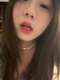 stripchat平台的人气女神，19岁学生妹，【Olivia】，童颜巨乳，高潮狂喷水，跟个水龙头一样，震撼刺激，屌爆了！ 截图4