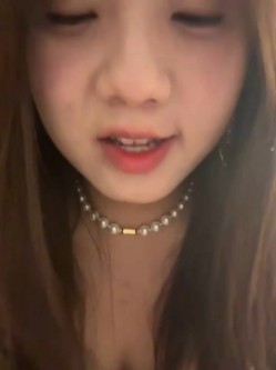 stripchat平台的人气女神，19岁学生妹，【Olivia】，童颜巨乳，高潮狂喷水，跟个水龙头一样，震撼刺激，屌爆了！ 截图5