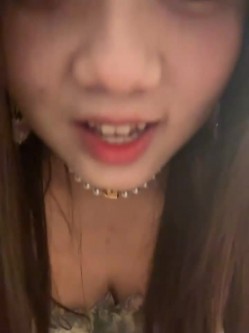 stripchat平台的人气女神，19岁学生妹，【Olivia】，童颜巨乳，高潮狂喷水，跟个水龙头一样，震撼刺激，屌爆了！ 截图6
