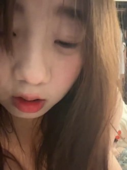 stripchat平台的人气女神，19岁学生妹，【Olivia】，童颜巨乳，高潮狂喷水，跟个水龙头一样，震撼刺激，屌爆了！ 截图11