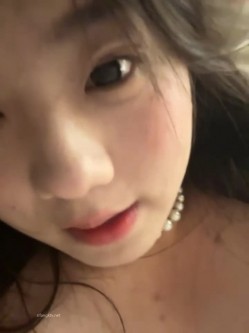 stripchat平台的人气女神，19岁学生妹，【Olivia】，童颜巨乳，高潮狂喷水，跟个水龙头一样，震撼刺激，屌爆了！ 截图13