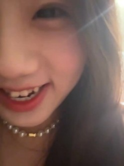 stripchat平台的人气女神，19岁学生妹，【Olivia】，童颜巨乳，高潮狂喷水，跟个水龙头一样，震撼刺激，屌爆了！ 截图14