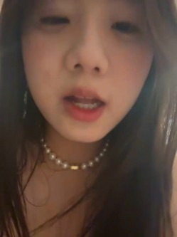 stripchat平台的人气女神，19岁学生妹，【Olivia】，童颜巨乳，高潮狂喷水，跟个水龙头一样，震撼刺激，屌爆了！ 截图16