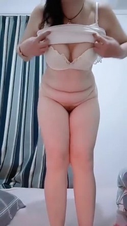 风骚老阿姨，在卧室里给我发来自慰的骚逼样子，这真的是好色！ 截图15