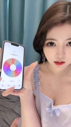 ️ ️【顶级名媛新人女神下海 婉月儿】万里挑一 身材和颜值都是天花板级的存在，男人心目中的完美尤物 截图5