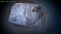 酒店偷拍 连续两天入住大学生情侣猴急男刚到房间就迫不及待扒开眼镜反差婊女友内裤研究 截图9