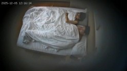 酒店偷拍 连续两天入住大学生情侣猴急男刚到房间就迫不及待扒开眼镜反差婊女友内裤研究 截图10