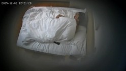 酒店偷拍 连续两天入住大学生情侣猴急男刚到房间就迫不及待扒开眼镜反差婊女友内裤研究 截图13