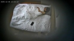 酒店偷拍 连续两天入住大学生情侣猴急男刚到房间就迫不及待扒开眼镜反差婊女友内裤研究 截图14