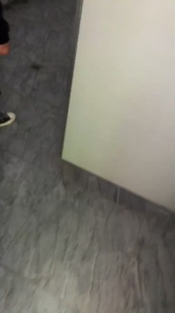 烈日下，在公共女厕所干这事儿挺刺激的，悄悄进去和骚妻干坏事, 截图1