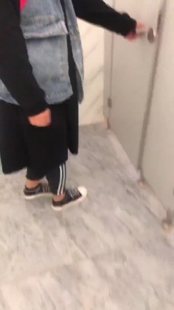 烈日下，在公共女厕所干这事儿挺刺激的，悄悄进去和骚妻干坏事, 截图2
