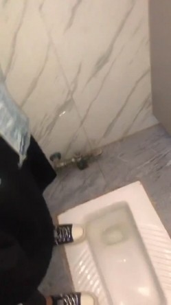 烈日下，在公共女厕所干这事儿挺刺激的，悄悄进去和骚妻干坏事, 截图3