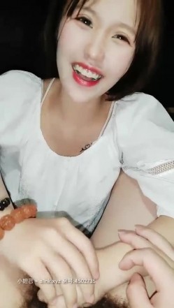 瑶瑶kiyomi骚气妹子深夜和炮友户外车震，特写口交后入抽插较小屁股上下套弄 截图1