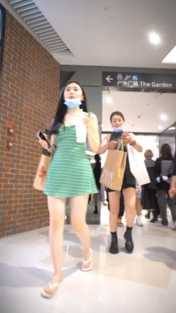 YC商场系列：吊带滑落齐逼绿裙人字拖靓妞内裤正面微透一片黑毛 截图3