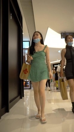 YC商场系列：吊带滑落齐逼绿裙人字拖靓妞内裤正面微透一片黑毛 截图4