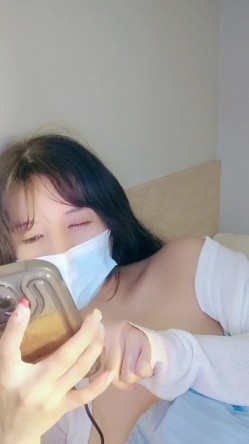 新货下海【嗯嗯小宝贝】纯情学生妹，白虎穴自慰~真的好美，乖巧邻家妹妹，胸又白又大又美 截图3