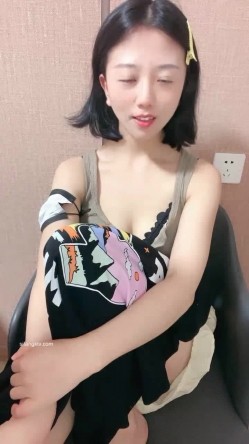 抖音妹！胸好大【像个小男孩一样】下海赚钱 收费全裸 洗澡 现在叫【回回不在】欠债只做一个月就收山 截图3