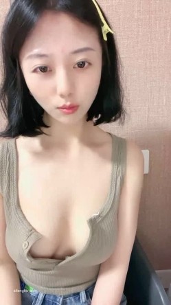 抖音妹！胸好大【像个小男孩一样】下海赚钱 收费全裸 洗澡 现在叫【回回不在】欠债只做一个月就收山 截图16