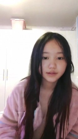 重磅！女神连素颜都美到炸~【鱼妈】自慰狂喷水！无限狂喷~ 这逼又肥又粉，水龙头！ 截图10