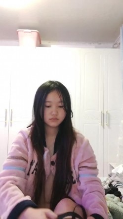 重磅！女神连素颜都美到炸~【鱼妈】自慰狂喷水！无限狂喷~ 这逼又肥又粉，水龙头！ 截图12