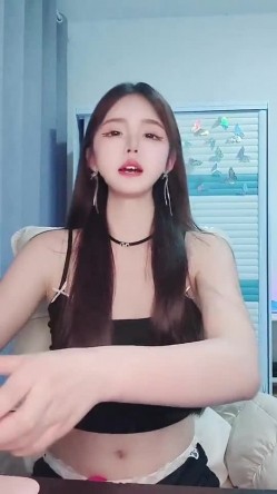 高颜值白富美，抖音网红女神【小馋猫】还是下海了，美到爆究极反差，诱人裸舞，脸穴同框自慰喷水 截图1