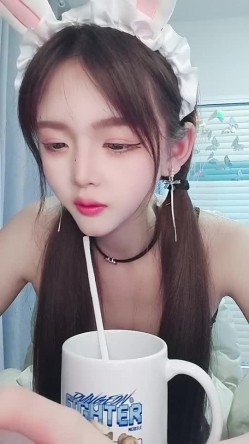 高颜值白富美，抖音网红女神【小馋猫】还是下海了，美到爆究极反差，诱人裸舞，脸穴同框自慰喷水 截图4
