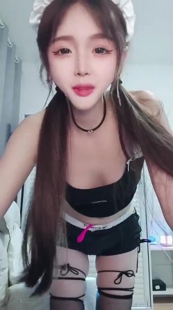 高颜值白富美，抖音网红女神【小馋猫】还是下海了，美到爆究极反差，诱人裸舞，脸穴同框自慰喷水 截图6