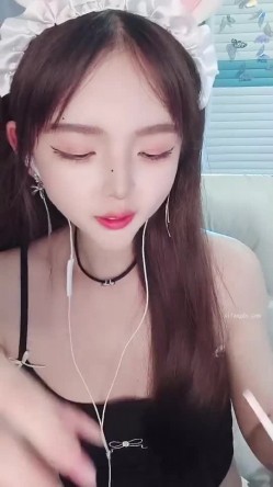 高颜值白富美，抖音网红女神【小馋猫】还是下海了，美到爆究极反差，诱人裸舞，脸穴同框自慰喷水 截图9