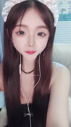 高颜值白富美，抖音网红女神【小馋猫】还是下海了，美到爆究极反差，诱人裸舞，脸穴同框自慰喷水 截图10