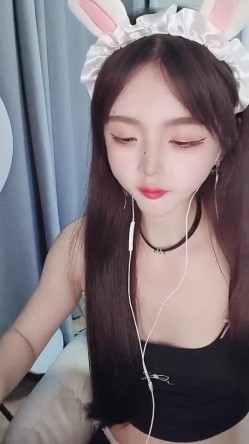 高颜值白富美，抖音网红女神【小馋猫】还是下海了，美到爆究极反差，诱人裸舞，脸穴同框自慰喷水 截图11