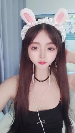 高颜值白富美，抖音网红女神【小馋猫】还是下海了，美到爆究极反差，诱人裸舞，脸穴同框自慰喷水 截图12