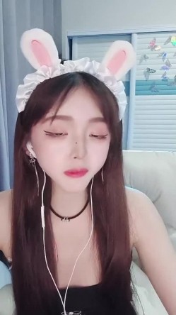 高颜值白富美，抖音网红女神【小馋猫】还是下海了，美到爆究极反差，诱人裸舞，脸穴同框自慰喷水 截图14
