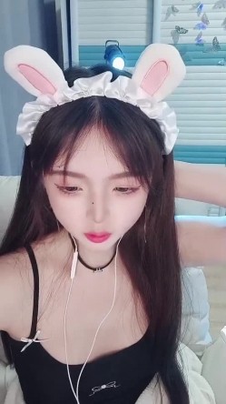 高颜值白富美，抖音网红女神【小馋猫】还是下海了，美到爆究极反差，诱人裸舞，脸穴同框自慰喷水 截图15