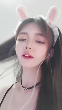 高颜值白富美，抖音网红女神【小馋猫】还是下海了，美到爆究极反差，诱人裸舞，脸穴同框自慰喷水 截图16
