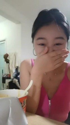 应求更新！美胸大学生~【眼里有星辰】道具自慰~好骚好美！骚货的隐藏属性暴露无遗，这淫荡的表情太挑逗 截图3