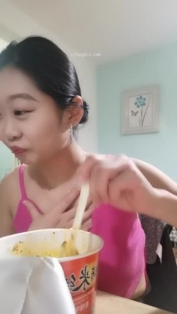 应求更新！美胸大学生~【眼里有星辰】道具自慰~好骚好美！骚货的隐藏属性暴露无遗，这淫荡的表情太挑逗 截图5