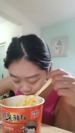 应求更新！美胸大学生~【眼里有星辰】道具自慰~好骚好美！骚货的隐藏属性暴露无遗，这淫荡的表情太挑逗 截图8